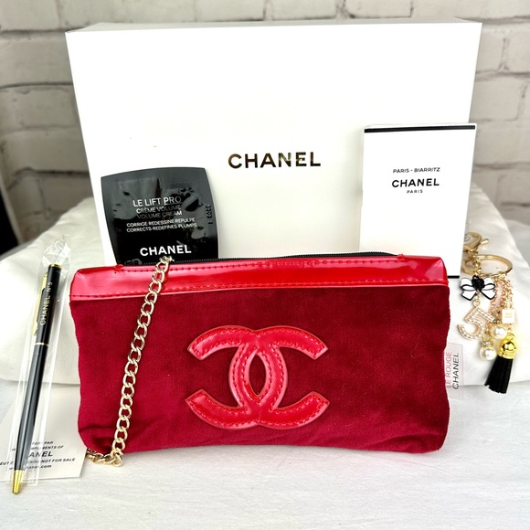 CHANEL crossbody in red velvet CC Beauty line or bum bag with chain & ch… - Picture 1 of 13